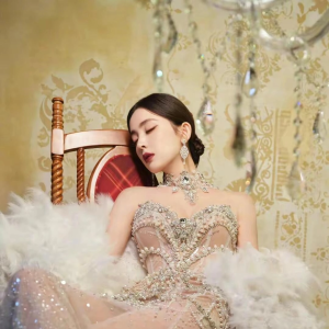 古力娜扎：从“静态美人天花板”到行走的时尚诗篇